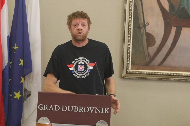 Ivica Roko za govornicu izašao u HOS majici, Franković i Potrebica ...