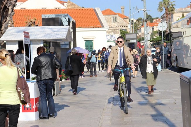 Malo Drugacije Izdanje Mato Se Provozao Na Elektricnom Bicklu Osmislili Ga Dubrovacki Srednjoskolci Foto Dubrovacki Dnevnik